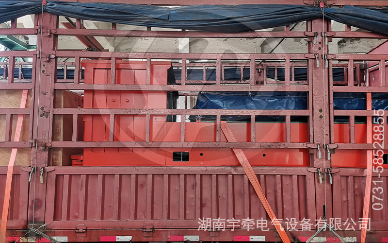 12噸鋰電池電機車裝車發(fā)貨 1.jpg