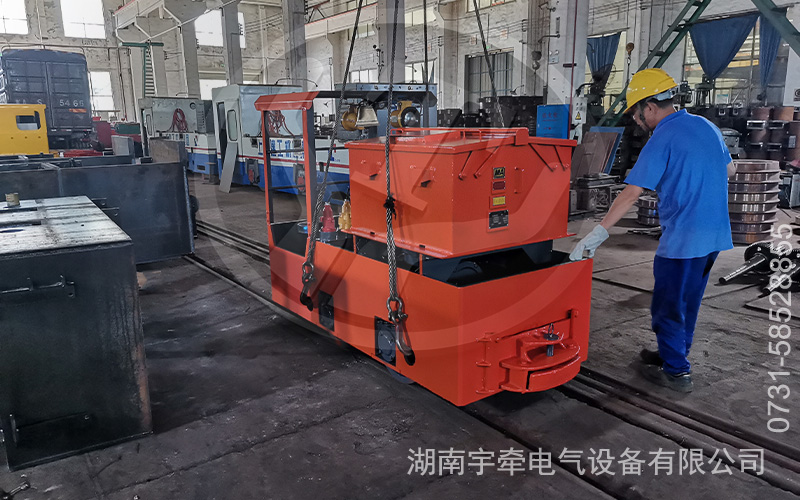 2.5噸蓄電池防爆電機車發貨 1.jpg