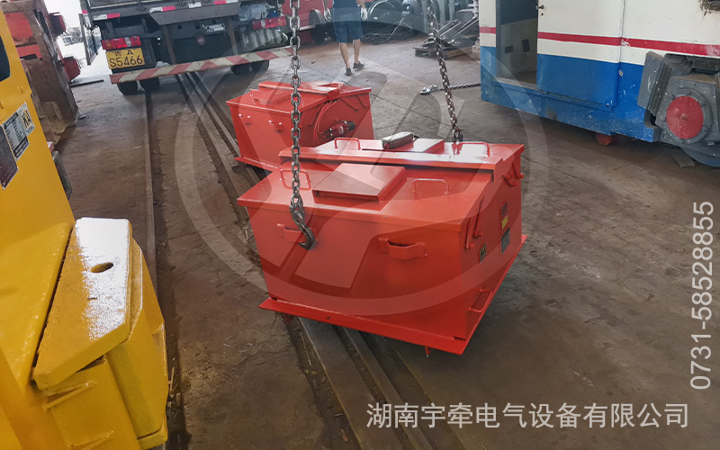 2.5噸蓄電池防爆電機車發貨 2.jpg