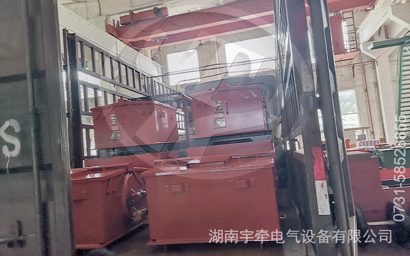 2.5噸蓄電池防爆電機車發貨 3.jpg