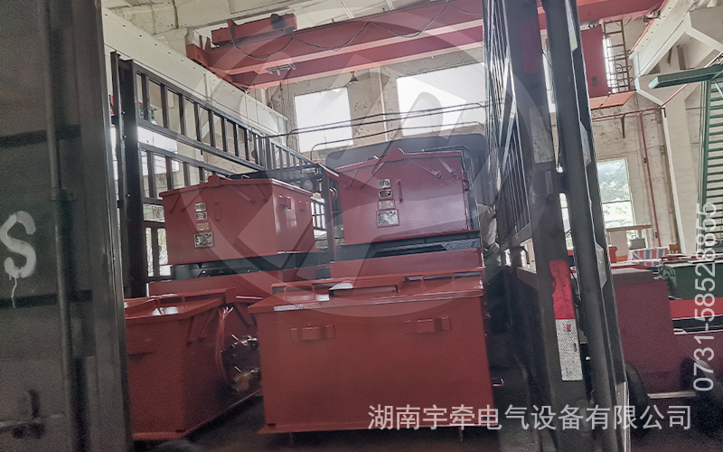 2.5噸防爆蓄電池電機車裝車發貨 4.jpg